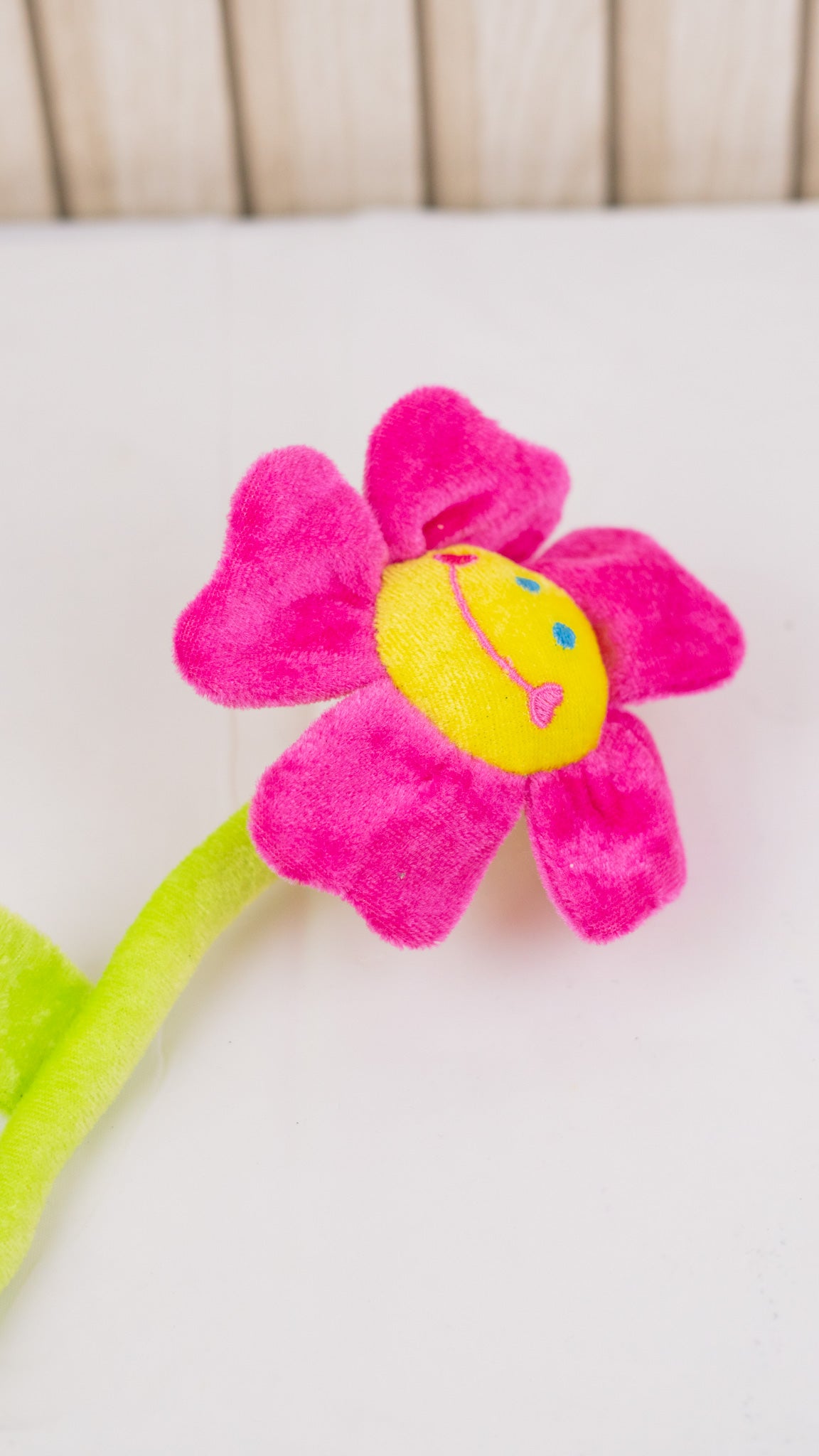 Flor flexible de peluche con carita feliz