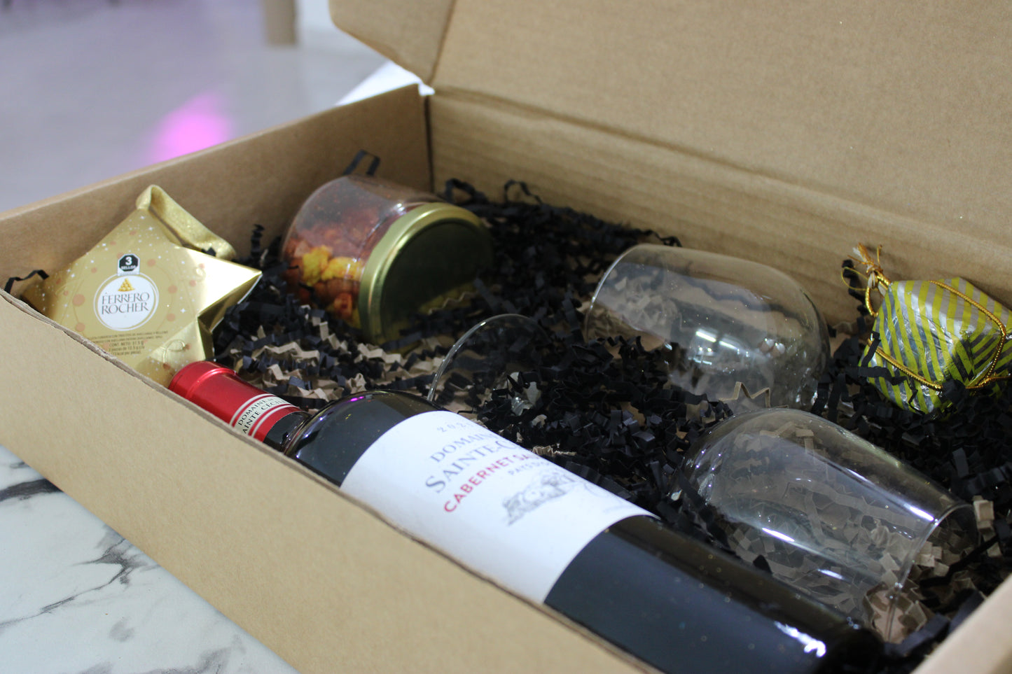 Caja decorada con vino tinto