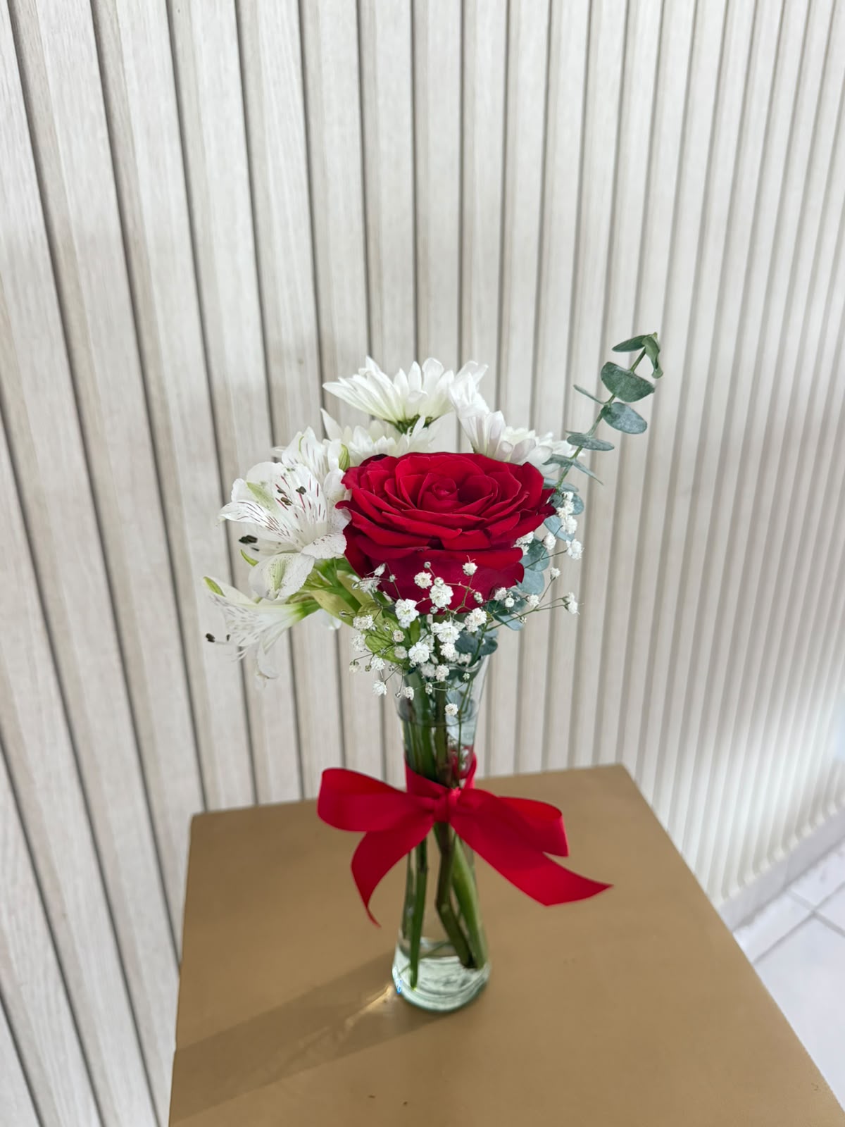 Jarrón con Rosa Roja