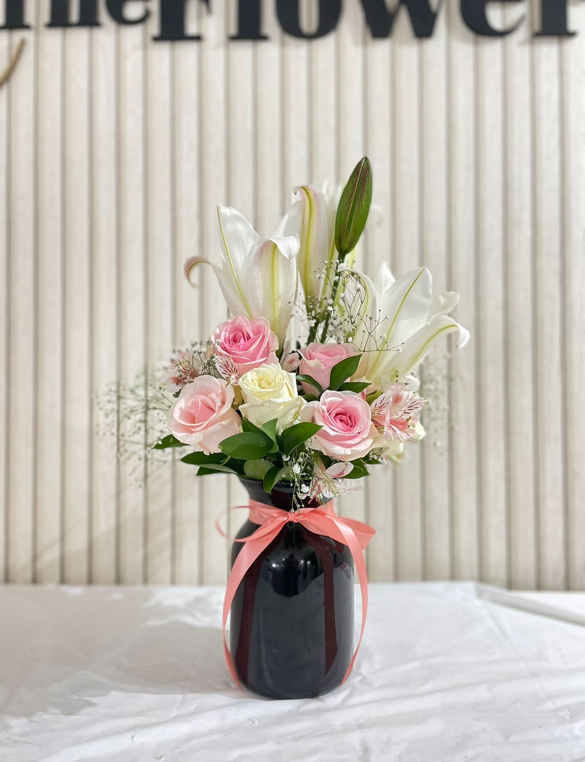 Mini jarrón de rosas y lilys