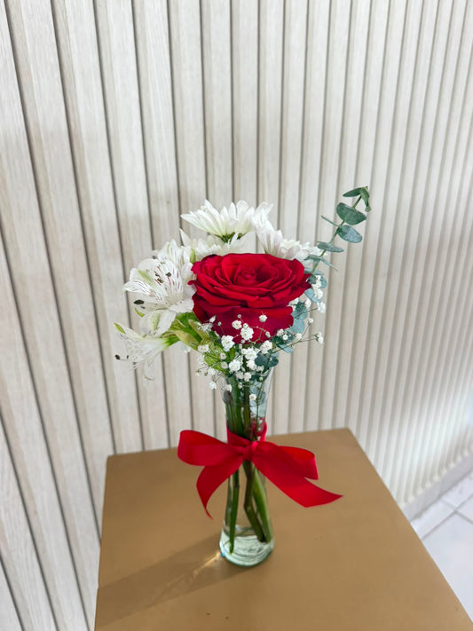 Jarrón con Rosa Roja