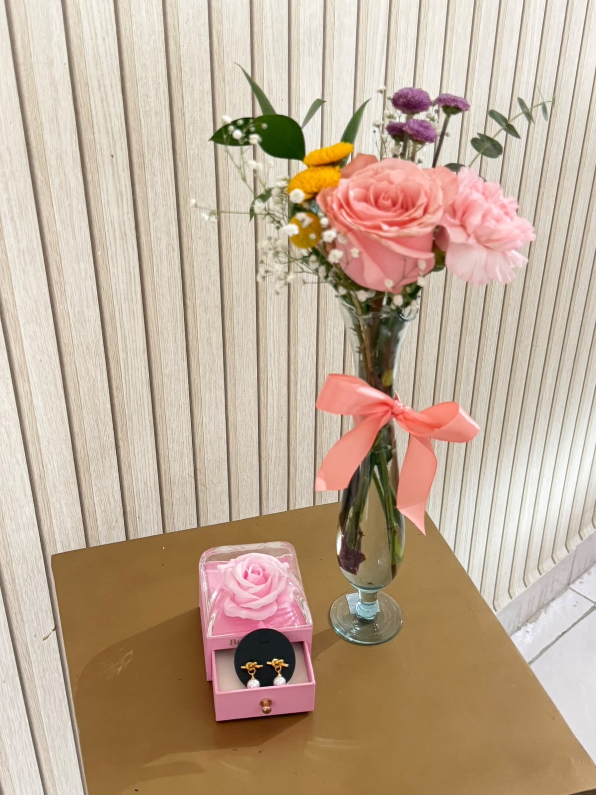 Joyero + Aretes + Jarrón con Rosa